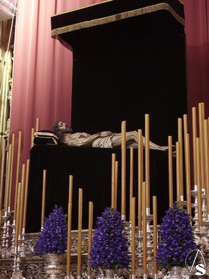 El Cristo Yacente en el Altar Mayor de la parroquia de Sta. Mara Magdalena para la celebracin del Triduo en su honor 
