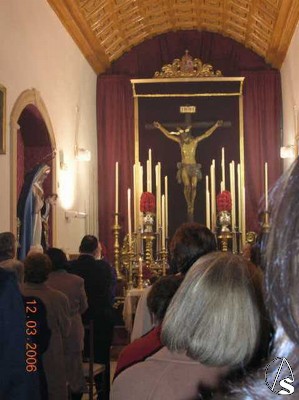 En una capilla llena de gente se celebran los cultos cuaresmales en honor al Santsimo Cristo 