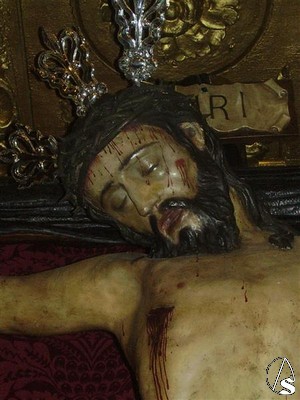 Crucificado realizado mediante la tcnica de telas encoladas, es de autor desconocido y podra fecharse a finales del siglo XIV