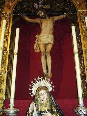 Cristo de la Vera Cruz y una dolorosa pequeita a sus pies 