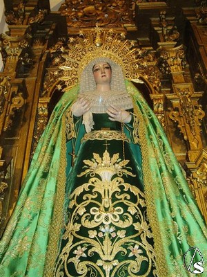 La Virgen tiene corona de oro de Jos Domnguez donada en 1983 por varios hermanos, otra de plata sobredorada y una aureola para cuando es vestida de hebrea durante la cuaresma entre otros enseres 