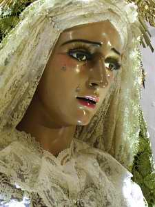 La Virgen del Amparo, de rostro aniado y rasgos muy acusados es obra tambin de Luis lvarez Duarte realizada en 1971 