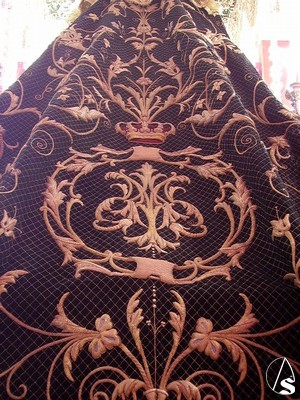 Detalle del escudo bordado en el manto de salida de Mara Santsima de la Piedad 