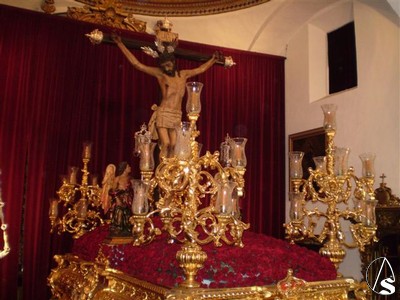 El paso del crucificado es de Manuel Guzmn bejarano tallado en 1960 y dorado por Herrera y Feria 
