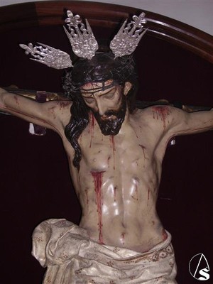 La imagen del Santo Cristo de la Vera Cruz es una imagen de tamao natural y autora desconocida. Obra escultrica del segundo tercio del siglo XVII, de estilo barroco sevillano 