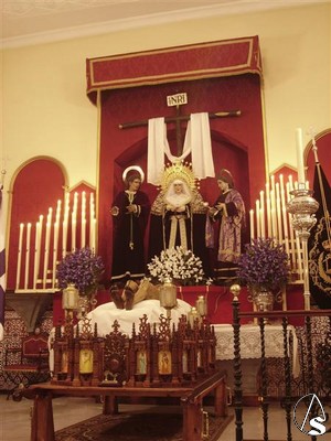 El Cristo Yacente colocado en unas singulares andas de estilo gtico en los que sale en Va Crucis por las calles de Alcal 