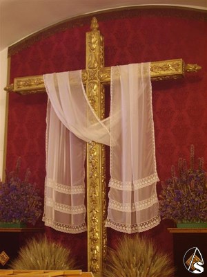 Santa Cruz que procesionaba en el paso alegrico y que se conserva en la capilla 