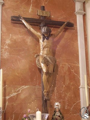 Las caractersticas del crucificado nos recuerda a otros crucificados hermanos como el de Aznalczar, Cantillana o el de la Buena Muerte de la Hiniesta 