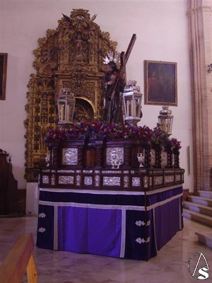 Paso de Cristo realizado en madera de caoba y aplicaciones en plata realizado en 1949 por el tallista local Manuel Paredes e iluminado por cuatro faroles de plata realizados por  Orfebrera Villarreal 