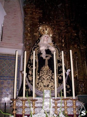La Virgen de los Dolores en el altar mayor de la parroquia de San Bartolom 