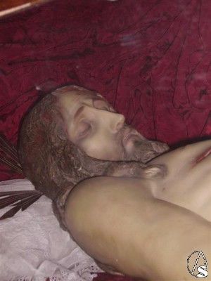 Cristo Yacente, una talla de pasta de y escayola que a pesar de estar realizado en 1944, una fecha relativamente cercana, se desconoce su autor 