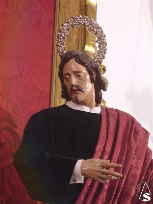 Rubn Fernndez Parra expuso en un escaparate sevillano un busto de San Juan Evangelista que caus la admiracin de los hermanos, al comentarlo con su padre la hermandad realiz el contrato con el joven escultor quien finalizara la talla en diciembre de 2004 