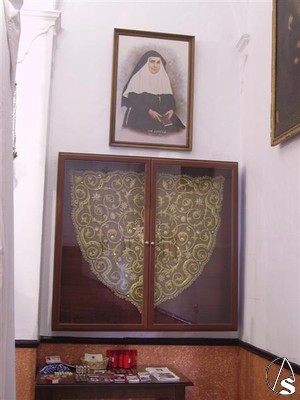 La hermandad posee en la capilla un cuadro de Santa ngela, titular de la hermandad, y una imagen de talla en el convento de las hermanas de la Cruz 