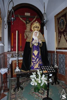 El crucificado y la dolorosa en una de las capilla laterales de la parroquia de Santa Marta 